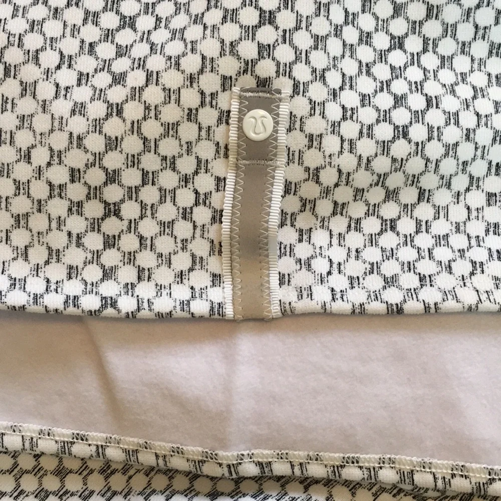 Lululemon Vinyasa Scarf *Fleece Dottie Eyelet White Black / White